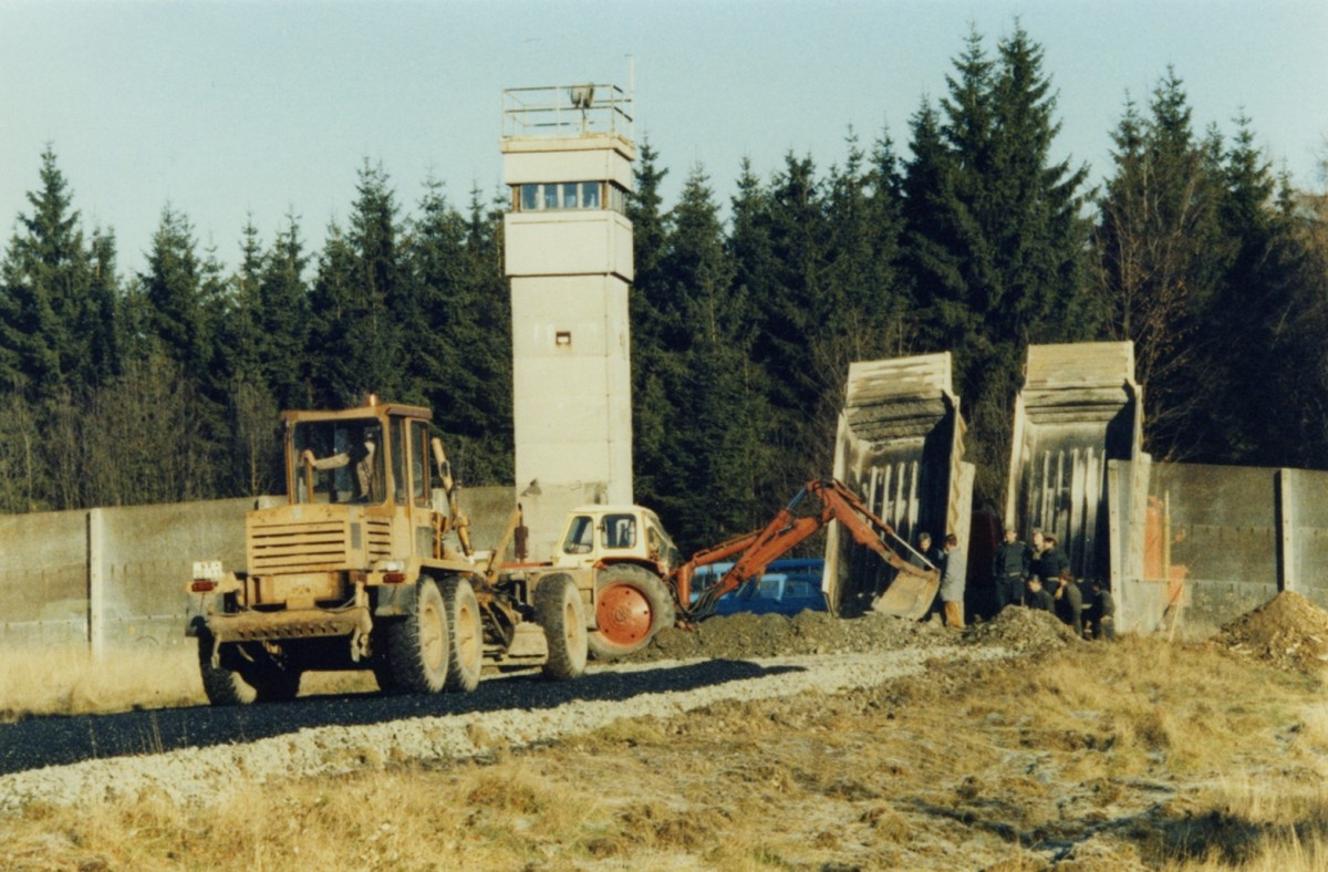 Vorbereitungen zur offiziellen Öffnung des Grenzübergangs zwischen Nordhalben im bayerischen Landkreis Kronach und Bad Lobenstein im thüringischen Saale-Orla-Kreis am 18. November 1989.