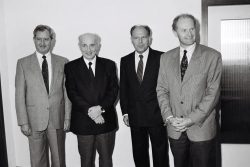 Hans-Wilhelm Ebeling (2.v.l.), Minister für wirtschaftliche Zusammenarbeit der DDR, wird am 15. Mai 1990 zu einem Gespräch mit Jürgen Warnke (2.v.r.), Bundesminister für wirtschaftliche Zusammenarbeit, in Bonn empfangen. Quelle: Bundesregierung / Stutterheim