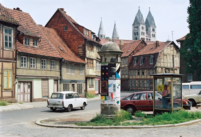 Innenstadt von Halberstadt mit Blick auf den Dom, Juni 1990.