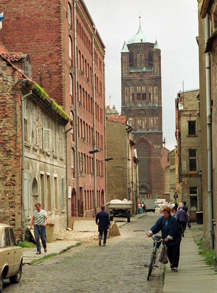 Böttcherstraße mit Blick auf St. Jakobi, dreischiffige Backsteinbasilika aus dem 14. und 15. Jahrhundert in Stralsund, Juni 1990.