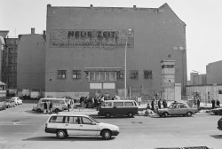 Gelände des Checkpoint Charlie in Berlin-Mitte mit Werbung für die ehemalige CDU-Zeitung "Neue Zeit" im April 1992