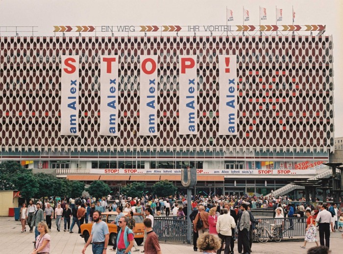 Werbung am Centrum-Warenhaus am Alexanderplatz am 1. Juli 1990, dem Tag der Währungsunion.