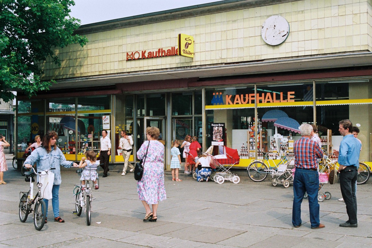 HO-Kaufhalle in Guben (Brandenburg) zehn Tage vor der Währungsunion, 20. Juni 1990.